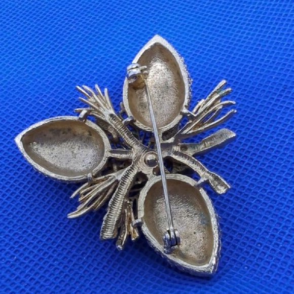 Vintage 80's Unique Three-Dimensional Faux Pearl Rhinestone Flower Brooch - Picture 3 of 3